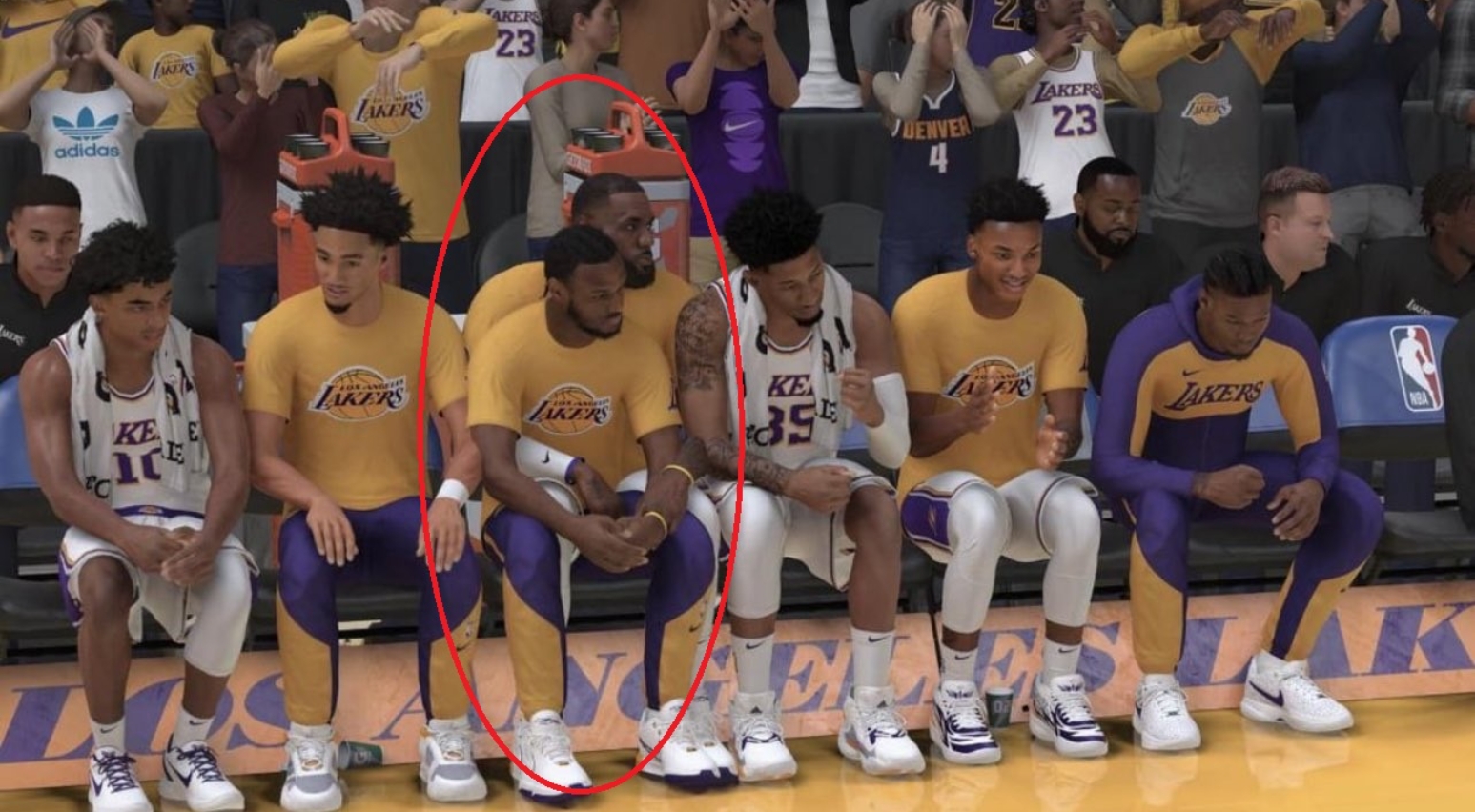 这是穿模了吧？NBA2K25场边的布朗尼直接坐在詹姆斯身上了...